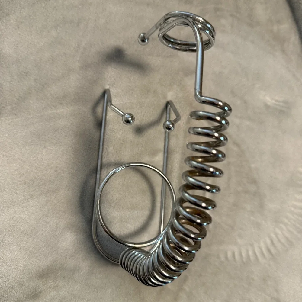 Modern Spiral Metal Wine Bottle Holder Pourer Rack Stand Chrome Tabletop Display